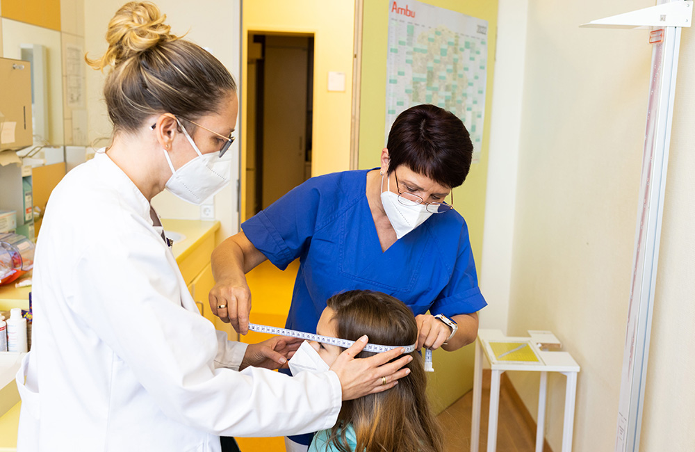 Oberärztin Dr. Katja Palm bei der Untersuchung der 9-jährigen Kleinwuchspatientin Alina in der Universitätskinderklinik Magdeburg. Foto Sarah Kossmann_UMMD